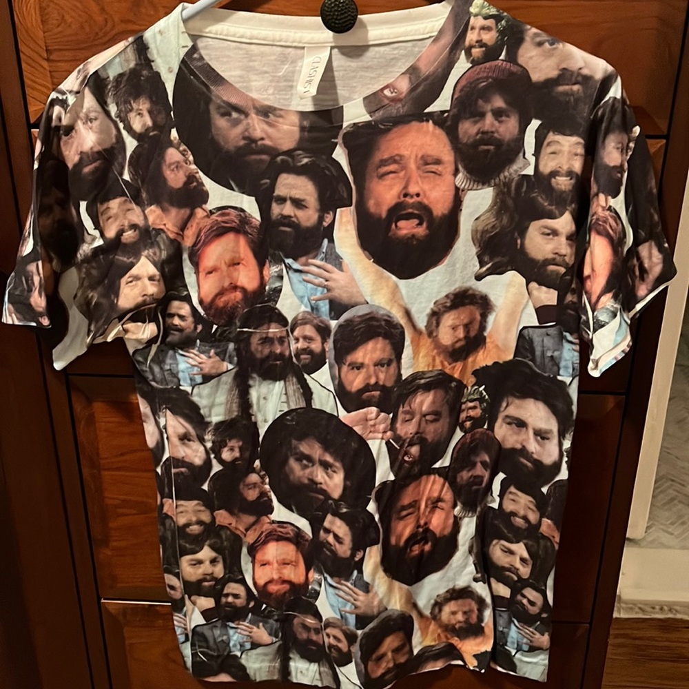Clashist Zach Galikanifas short sleeve tee shirt size Small